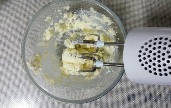 将室温软化好的黄油用电动打蛋器打发,打发至羽毛状态