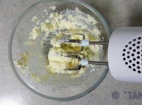 将室温软化好的黄油用电动打蛋器打发,打发至羽毛状态