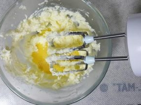 全蛋液分多次加入，在每一次加入后用电动器搅打均匀，再加入下一次