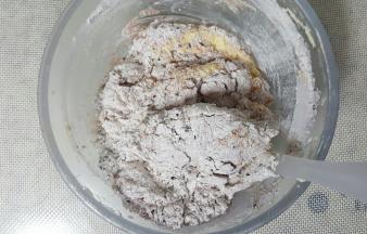 加入粉类和黑芝麻的混合物，用刮刀切拌均匀，没有干粉即可