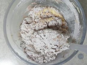 加入粉类和黑芝麻的混合物，用刮刀切拌均匀，没有干粉即可