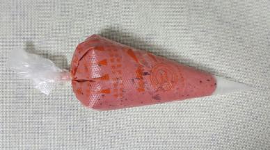 将拌好的面糊放入裱花袋中，这样比较方便挤入模具当中