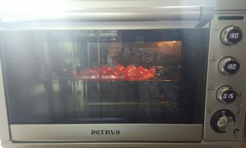 放入预热好的烤箱中，180度中层上下火烤15分钟