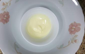 在烤蛋糕的时候，我们可以把白色巧克力币放入碗中，隔热水融化