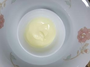 在烤蛋糕的时候，我们可以把白色巧克力币放入碗中，隔热水融化