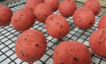 把烤好的蛋糕用长的牙签扎起来，包裹白巧克力做成西瓜的白色内皮