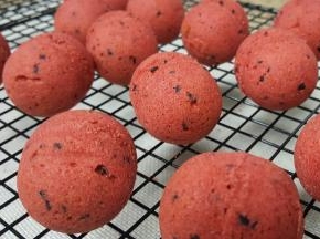 把烤好的蛋糕用长的牙签扎起来，包裹白巧克力做成西瓜的白色内皮