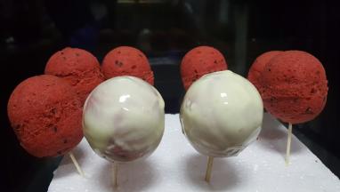 裹好白巧克力后放入冰箱冷藏至少半个小时，如果很急的话可以冷冻