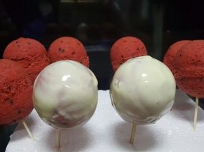 裹好白巧克力后放入冰箱冷藏至少半个小时，如果很急的话可以冷冻