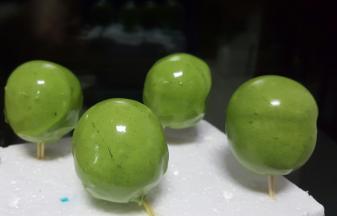 找一个泡沫，把包裹好巧克力液的棒棒糖插在上面，放入冰箱冷藏