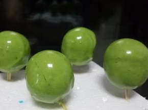 找一个泡沫，把包裹好巧克力液的棒棒糖插在上面，放入冰箱冷藏