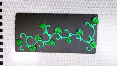 找个盘子，用糖霜简单装饰一下。