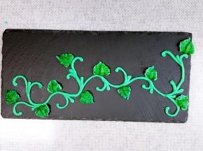 找个盘子，用糖霜简单装饰一下。