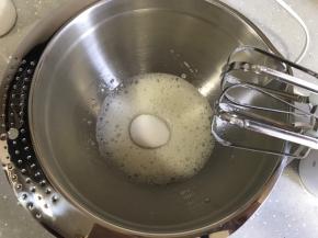 打蛋器低速打发至粗泡，加入第一次细砂糖。