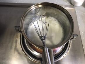 小火加热至沸腾后，关火备用。