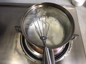 小火加热至沸腾后，关火备用。
