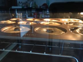 放入烤箱中层，上下火160度烤20-25分钟，表面上色即可。