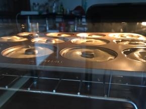 放入烤箱中层，上下火160度烤20-25分钟，表面上色即可。