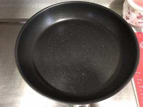 开小火热锅，锅热好后倒入油