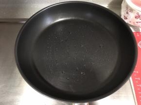 开小火热锅，锅热好后倒入油