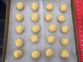 静置好的面团分成20克一份，揉圆