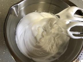 高速打发至提起打蛋头出现直立小尖勾，转低速继续打发几分钟整理一下蛋白霜。