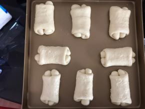 翻过来，在烤盘上摆好，准备二发
二发同一发一样，烤箱里摆碗热水，不用开启烤箱，发至两倍大