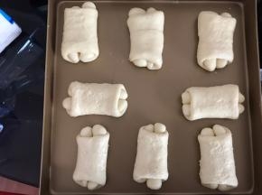 翻过来，在烤盘上摆好，准备二发
二发同一发一样，烤箱里摆碗热水，不用开启烤箱，发至两倍大