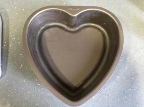 室温软化的黄油用羊毛刷均匀刷满模具，方便脱模。
烤箱上下火160度预热。