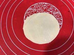 盖上另一片饺子皮，重复以上步骤，一共盖6片饺子皮