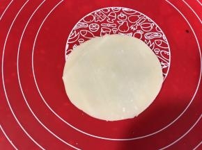 盖上另一片饺子皮，重复以上步骤，一共盖6片饺子皮