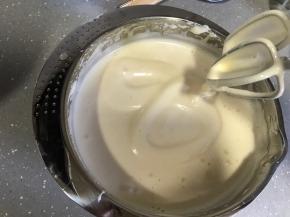 打发至提起打蛋头画8字面糊保持10秒不消失。