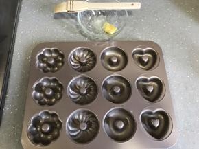 黄油室温软化，用羊毛刷均匀的刷满模具，方便脱模。