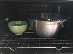 我用的直接法，烤箱里放一碗热水，盖上烤箱门，不用开烤箱，制造一个温暖湿润的环境，发酵一小时左右，发至两倍大