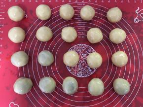 馅料包入面团中，手法相同