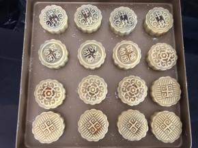 压好所有月饼。烤箱上下火180度预热，放入烤箱中下层烤5分钟