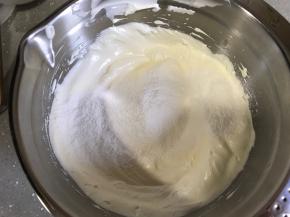 低筋面粉分两次过筛加入，翻拌均匀。