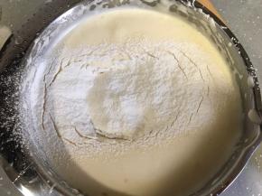 低筋面粉分两次过筛加入，用刮刀翻拌均匀。