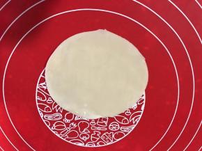 取一片饺子皮，刷上油