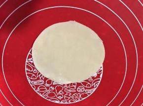 取一片饺子皮，刷上油