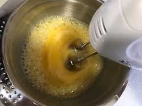 全蛋液加热至40度左右停止加热，打蛋器中速打发