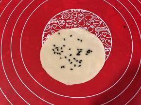 撒上黑芝麻和盐