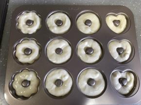 均匀挤入模具，挤8分满即可。轻摔模具震出大气泡。