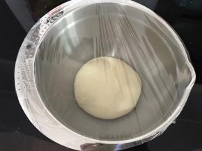 面团从面包机取出，团成团，放入干净的盆里准备一发
中种法可以放入冰箱冷藏10小时左右，发至两倍大
