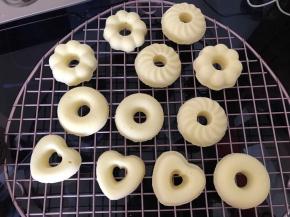 出炉后倒扣模具，轻轻磕几下就可以脱模了。室温放凉。