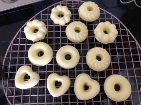 出炉后倒扣模具，轻轻磕几下就可以脱模了。室温放凉。