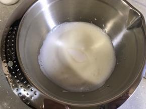 高速打发至细腻泡沫状，加入第二次细砂糖。