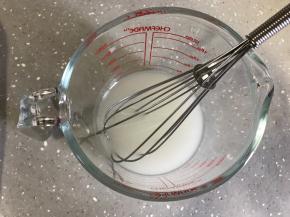 食用油和清水搅拌均匀，充分乳化。