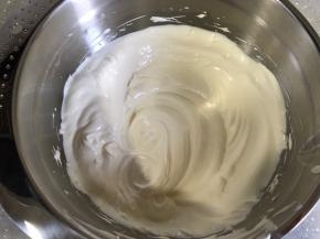 打发好的蛋糕糊。