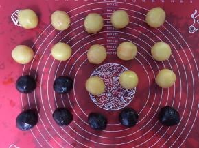 蛋黄包入馅料中，分别做了莲蓉蛋黄和豆沙蛋黄
一个人边做边拍不太方便，包的过程拍不了，大概说一下，把馅料揉成圆团，用拇指从中间按一个小坑，慢慢将坑捏大，把蛋黄放进去，包好揉圆就可以了